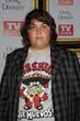 Manche vermuten, dass er auch eine Homornstörung habe, so wie der Komiker Andy Milonakis