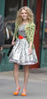 AnnSophia Robb mit orangefarbenen High Heels
