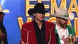 Ashton Kutchers Gesangsauftritt im Cowboy-Outfit bei den ACMs ist umstritten