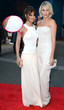 Cheryl Cole schaut etwas aus dem Kleid Cheryl Cole schaut etwas aus dem Kleid