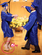 Dakota Fanning kam gut gelaunt in coolen High Heels zu ihrer Abschlussfeier