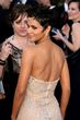 Auch Halle Berry zeigt Rücken mit einem schulterfreien Kleid