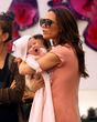 Harper Seven fühlt sich auf Mama Victoria Beckhams Arm wohl