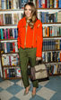 Jessica Alba erschien in New York in einer roten Jacke mit Zippern 