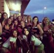 Nach dem Essen posierte sie mit den Hooters-Girls