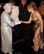 Kylie Minogue war bemüht die Etikette vor Queen Elizabeth II. einzuhalten 