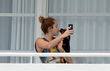 Miley Cyrus' Hund leckt ihre Nase ab 
