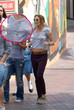 Miley trug ein Streifenshirt im Disneyland