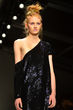 Bei der Show von Ashish liefen die Models mit Stoff-Haargummis über den Laufsteg