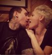 Pink ist innig vereint mit Ehemann Carey Hart