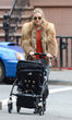 Sienna Miller zeigte sich jetzt mit Pelzjacke und Kinderwagen
