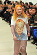 Darauf stand "I am Julien Assange"