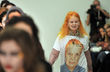 Vivienne Westwood lief bei ihrer Modenschau mit Statement-Shirt über den Catwalk