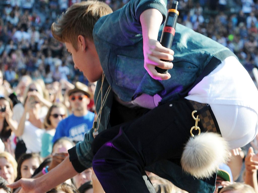 Ups! Justin Bieber zeigt seine weiße Unterhose Promiflash.de