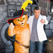 Antonio Banderas demonstrierte den Kater beim Milchtrinken und schlabberte ins Mikro