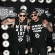 Benji und Joel Madden zeigten sich bei den VMAs nicht nur in gleicher Pose Benji und Joel Madden zeigten sich bei den VMAs nicht nur in gleicher Pose