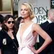 Charlize Theron von der Seite in weißer Robe Charlize Theron von der Seite in weißer Robe