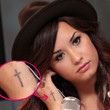 Ihr neuestes Tattoo ist ein Kreuz auf ihrer rechten Hand
