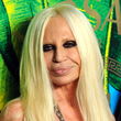 Auch Modeikone Donatella Versace scheint ihren Schönheitsdoc zu vergöttern