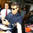 Robbie Williams gibt vor dem Radio One-Studio Autogramme Robbie Williams gibt vor dem Radio One-Studio Autogramme