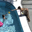 Jessica spielt mit ihren Mädels am Pool