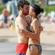 Josh Radnor und seine Freundin Julia Jones knutschen innig am Strand