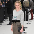 Der verspielte Pullover in Kombination zu dem Pencil-Skirt ist ein gelungener Mix Der verspielte Pullover in Kombination zu dem Pencil-Skirt ist ein gelungener Mix