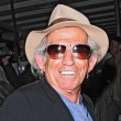 Einen Entzug würde er niemals machen und lästert sogar über seinen ehemaligen Bandkollegen Ronnie Wood, der schon einige Entzüge hinter sich hat