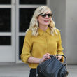 Kirsten Dunst zeigt, dass die Schlaghose auch gut zum Business-Outfit passt