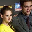 Robert Pattinson ist weit weg in Australien, um einen Film zu drehen, und feiert dort viel