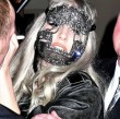 Lady GaGa mit merkwürdigem Glitzerding im Gesicht