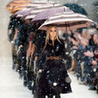 Am Ende der Show ging ein Flitter-Regen auf die Models herab