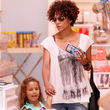 Die kleine Tochter von Halle Berry durfte sich im Süßwarenladen nämlich etwas aussuchen