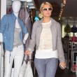 Auf der Shoppingtour in L.A. sieht man sie im Jeans-Outfit