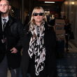 Reese Witherspoon mit kuscheligen Riesen-Tuch am Flughafen in Paris