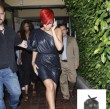 Rihanna verlässt ein Restaurant in einem schwarzen Kleid Rihanna verlässt ein Restaurant in einem schwarzen Kleid