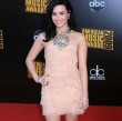 Demi Lovato eher farblos, dafür mit dickem Schmuck Demi Lovato eher farblos, dafür mit dickem Schmuck