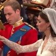 William steckt Kate den Ring an
