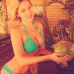 Kelly Brook zeigt sich sexy im Bikini Kelly Brook zeigt sich sexy im Bikini