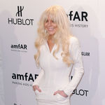 Lindsay Lohan erschien jetzt mit weißblonden Haaren und verzogenem Grinsen