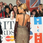 Rihanna präsentierte sich bei den Brit Awards im rückenfreien Abendkleid Rihanna präsentierte sich bei den Brit Awards im rückenfreien Abendkleid