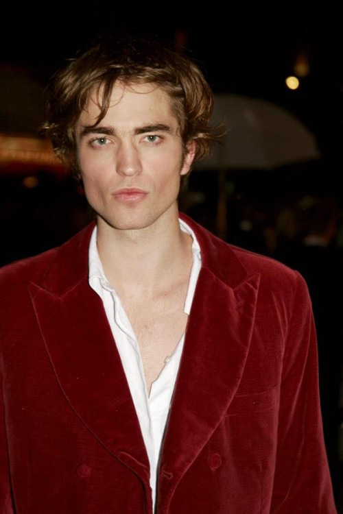 Robert Pattinson, Twilight - Robert Pattinsons Schwester zog ihm immer Mädchenklamotten an Robert Pattinson, Twilight - Robert Pattinsons Schwester zog ihm immer Mädchenklamotten an