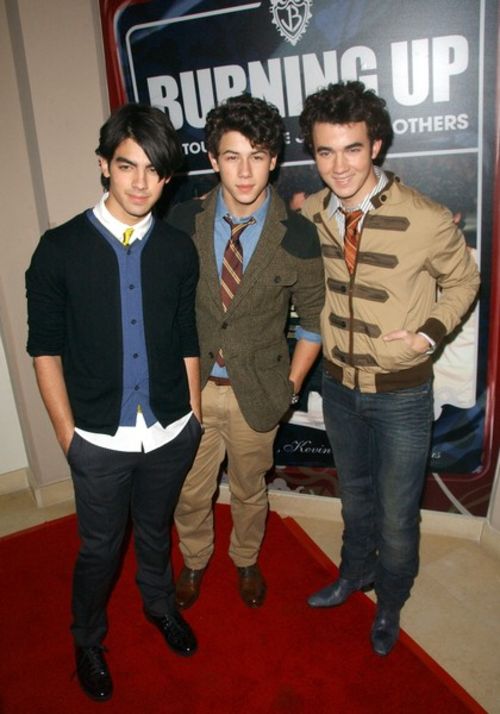 Jonas Brothers, Nick Jonas, Joe Jonas, Kevin Jonas - Die Jonas Brothers wollen eine Welttournee! Jonas Brothers, Nick Jonas, Joe Jonas, Kevin Jonas - Die Jonas Brothers wollen eine Welttournee!
