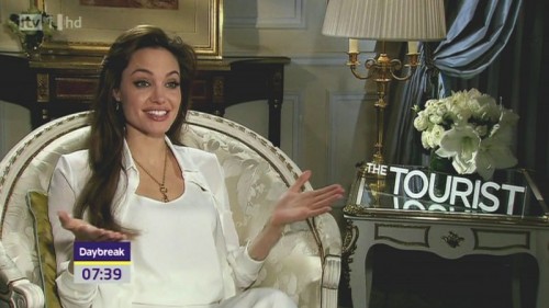 Angelina Jolie, Brad Pitt - Angelina Jolie langweilt sich beim Kochen Angelina Jolie, Brad Pitt - Angelina Jolie langweilt sich beim Kochen