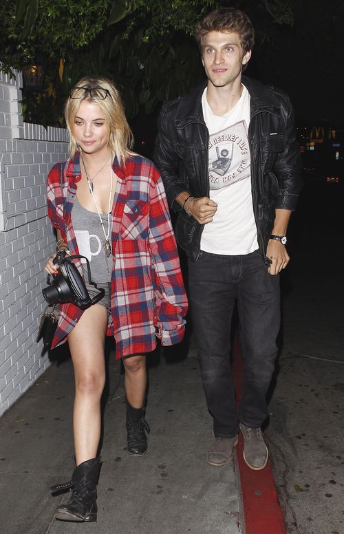 Ashley Benson versteht sich super mit ihrem Co-Star Keegan Allen Ashley Benson versteht sich super mit ihrem Co-Star Keegan Allen