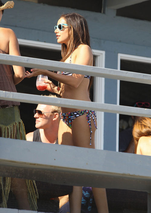Ashley Tisdale, Zac Efron, Vanessa Hudgens - La actriz organizó una fiesta en una casa en Malibú, en primera línea de playa