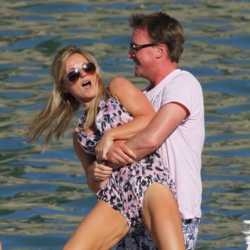 Geri Halliwell kämpft mit ihrem Freund Henry Beckwith am Wasser Geri Halliwell kämpft mit ihrem Freund Henry Beckwith am Wasser