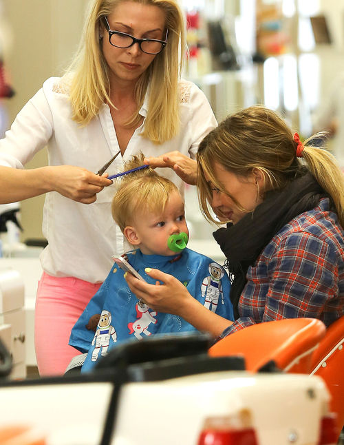 Hilary Duffs Sohn Luca bekam einen Haarschnitt Hilary Duffs Sohn Luca bekam einen Haarschnitt