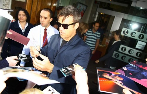 Robbie Williams - Robbie Williams gibt vor dem Radio One-Studio Autogramme Robbie Williams - Robbie Williams gibt vor dem Radio One-Studio Autogramme