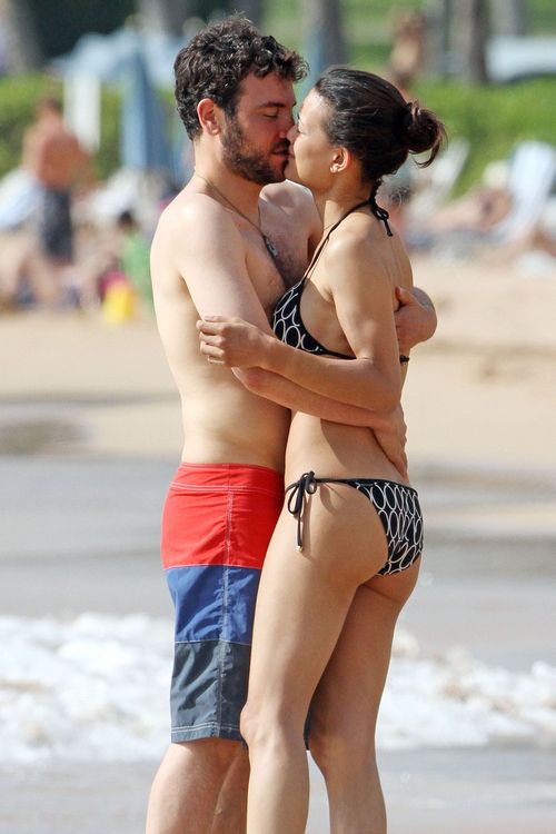 Josh Radnor und seine Freundin Julia Jones knutschen innig am Strand Josh Radnor und seine Freundin Julia Jones knutschen innig am Strand